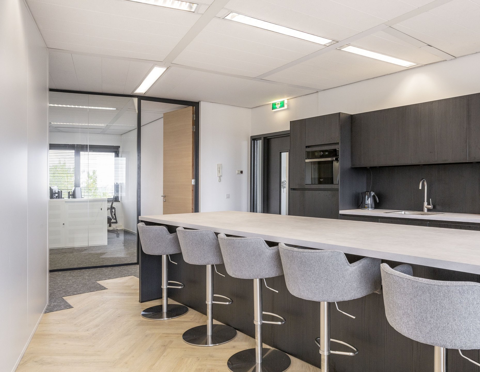 Een open en lichte ontmoetingsplek in het gebouw